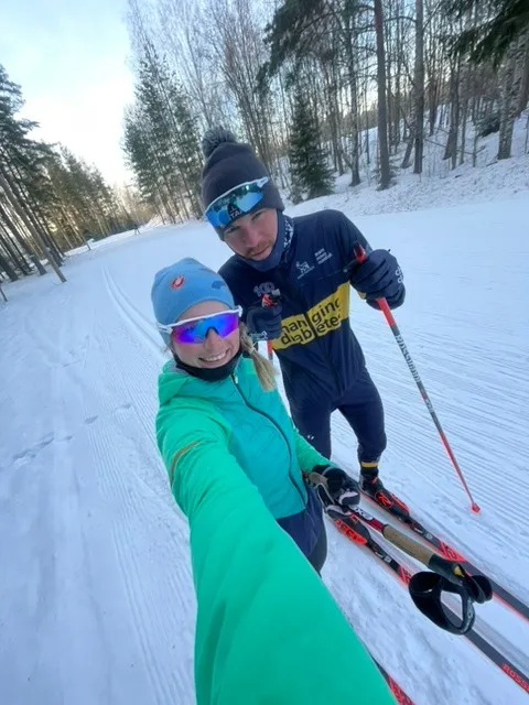 Lotta ja Joonas hiihtolenkillä lumisella ladulla.