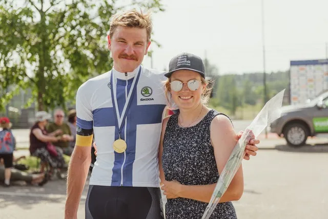 Joonas mitali kaulassa ja Lotta palkintojenjaon jälkeen pyöräilyn SM-kilpailuissa.